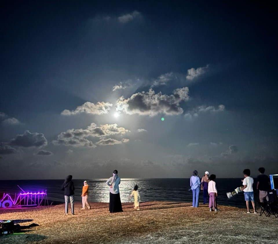 Suasana Pantai Tebing Pada Malam Hari